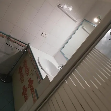 伽伐尼公寓 *